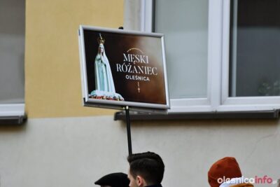 Męski Różaniec z modlitwą w kościele w Dąbrowie