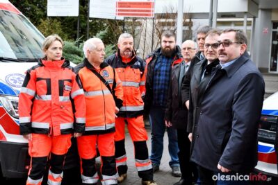 Dwie nowoczesne karetki w oleśnickim pogotowiu. Uczestniczyliśmy w prezentacji pojazdów [ZDJĘCIA]