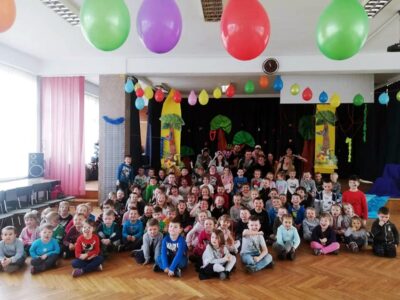Przedszkolaki z wizytą w dwudziestce. Maluchy brały udział w akcji charytatywnej