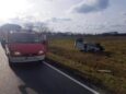 Auto wypadło z drogi i dachowało