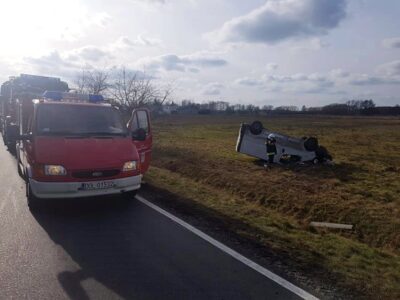 Auto wypadło z drogi i dachowało
