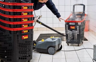 Biedronka zwiększyła częstotliwość dezynfekcji wózków sklepowych