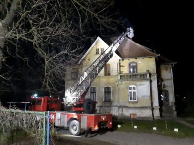 Pożar sadzy w kominie w starej kamienicy