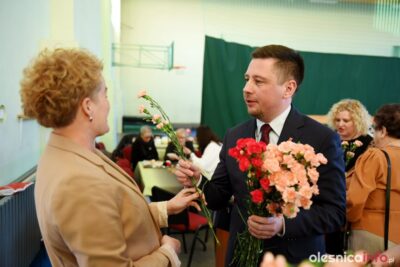 Kwiaty i polskie piosenki dla pań z Bierutowa [ZDJĘCIA]