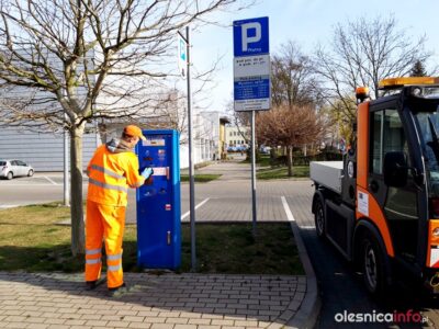 Miasto dezynfekuje ławki, parkomaty oraz wejścia do obiektów
