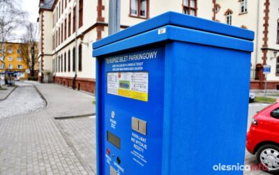 Zmiany w strefie parkowania: Nowe parkomaty, system płatności mobilnych i konieczność wpisania numeru rejestracyjnego pojazdu