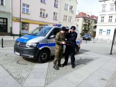 Kontrole miejsc kwarantanny policja w Oleśnicy realizuje wspólnie z żołnierzami