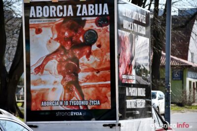 Auto z banerem antyaborcyjnym jeździ przed oleśnickim szpitalem