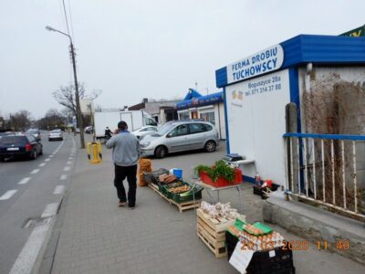 Targowisko zamknięte, ale handel i tak kwitnie