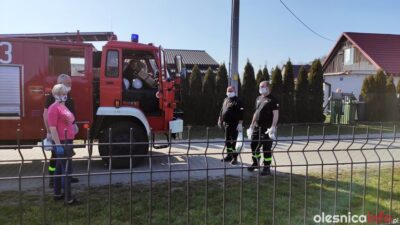 Panie z Koła Gospodyń Wiejskich uszyły maseczki. Strażacy z OSP rozwieźli je mieszkańcom