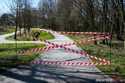 Barierki blokują wejścia do oleśnickich parków