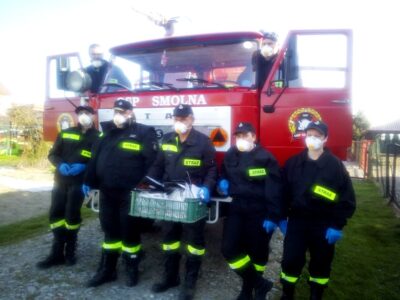 Strażacy ze Smolnej ruszyli do mieszkańców z maseczkami
