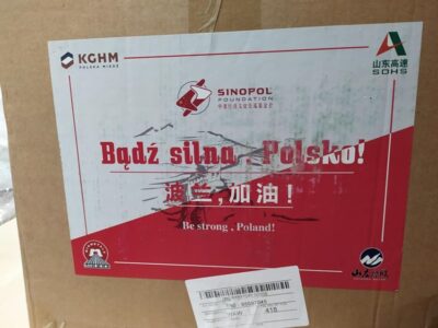 Bądź silna, Polsko! Niezwykły przekaz na transporcie z Chin