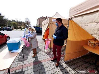 Stacja drive thru w Sycowie. Pobrano 30 wymazów od osób przebywających w kawarantannie