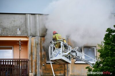 Pożar na osiedlu Bierutowie. Pali się mieszkanie w bloku przy ul. Zielonej [ZDJĘCIA]
