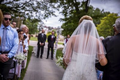 Czerwcowy harmonogram luzowania obostrzeń: więcej osób na weselach i powrót do targów oraz konferencji