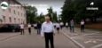 Pracownicy urzędu pracy robią pompki dla małej Mii