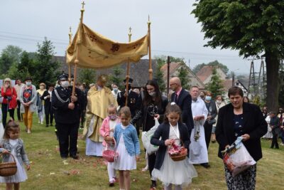 Wierni z parafii w Siekierowicach przeszli w procesjach Bożego Ciała