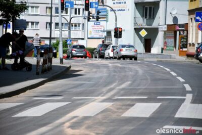 Uwaga! Straż usuwa plamy z jezdni na terenie całego miasta