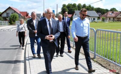 Wojewoda na odbiorze drogi w Świerznej