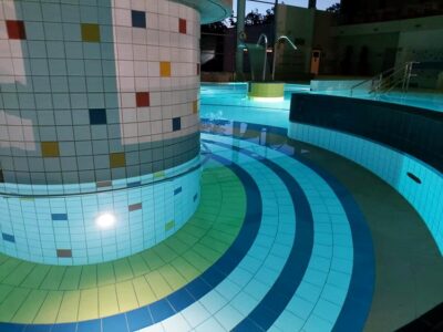 Hotele, kina, stoki i baseny wznawiają działalność