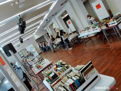 Mikołajkowa giełda książek w oleśnickiej bibliotece
