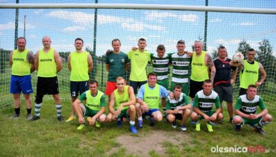 Kawalerowie kontra żonaci na piłkarskim boisku w Boguszycach Osiedle