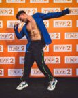 Michał Kalcowski tańczy podczas Wakacyjnej Trasy Dwójki