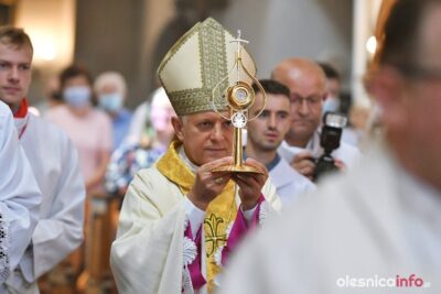 Osobisty sekretarz papieża Polaka przywiózł do oleśnickiej bazyliki  relikwie Jana Pawła II [ZDJĘCIA]