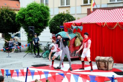 Uliczny spektakl na oleśnickim rynku