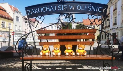 Ławeczka dla zakochanych w oleśnickim Rynku