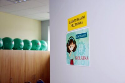 Co ze szkołami? Czy przejdą na zdalne nauczanie?