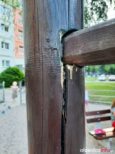 Rodzice proszą o interwencję: konstrukcja placu zabaw jest spróchniała, niestabilna, wystają z niej gwoździe