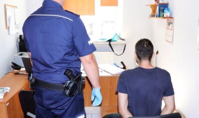 Zdewastował samochód, przywłaszczył go i odjechał mimo, że był pijany i miał cofnięte uprawnienia. Policja postawiła pięć zarzutów 29-latkowi