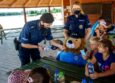 Policjanci kontrolują kąpieliska i miejsca, gdzie wypoczywają dzieci