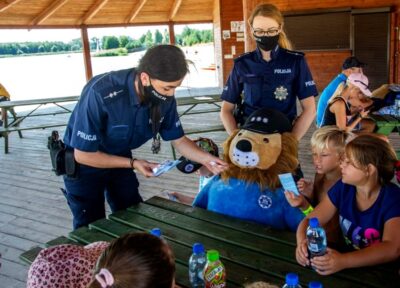 Policjanci kontrolują kąpieliska i miejsca, gdzie wypoczywają dzieci