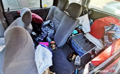 Renault jak melina. Auto zaparkowane przy ul. Klonowej jest miejscem libacji alkoholowych