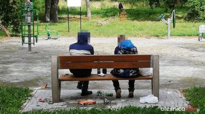 Kolejny park ulubioną miejscówką kloszardów