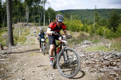 Tomasz Lewicki z Oleśnicy ma na koncie nie lada wyczyn. Wjechał rowerem na Śnieżkę
