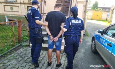 Z atrapą broni podawał się za policjanta i sterroryzował dwóch uczniów grożąc im śmiercią [WIDEO]