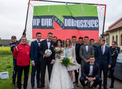 Koledzy z klubu gratulowali i składali młodej parze życzenia