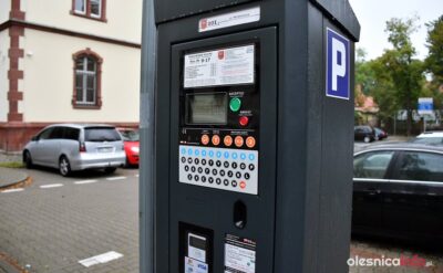 Kierowcy się denerwują, bo parkomatach w Oleśnicy działają zbyt wolno