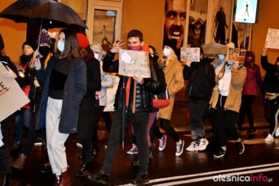 Oleśnica solidarna z Warszawą. Kolejna manifestacja na ulicach miasta [ZDJĘCIA, WIDEO]