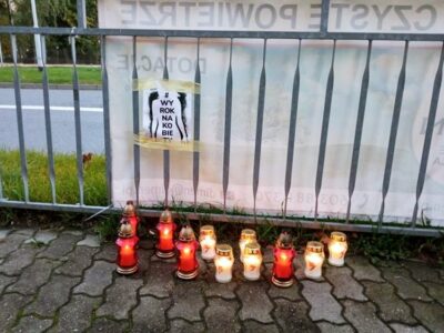 Przed biurem oleśnickiego PiS zapalono znicze