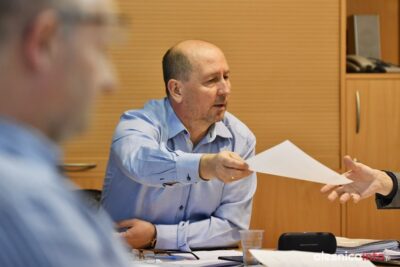 Dyskusja o mandacie radnego Roberta Sarny, ale bez Roberta Sarny