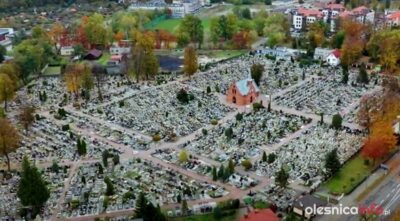 Oleśnicki cmentarz z lotu ptaka. Dzisiaj wyjątkowo pusty [WIDEO]