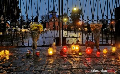Symboliczne znicze przed oleśnickimi cmentarzami