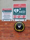 Na budynku szkoły zawieszono defibrylator AED
