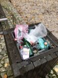 Kosz przy placu zabaw, a w nim…butelki po alkoholu
