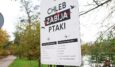 Nad stawami postawiono tabliczki informacyjne o dokarmianiu ptactwa